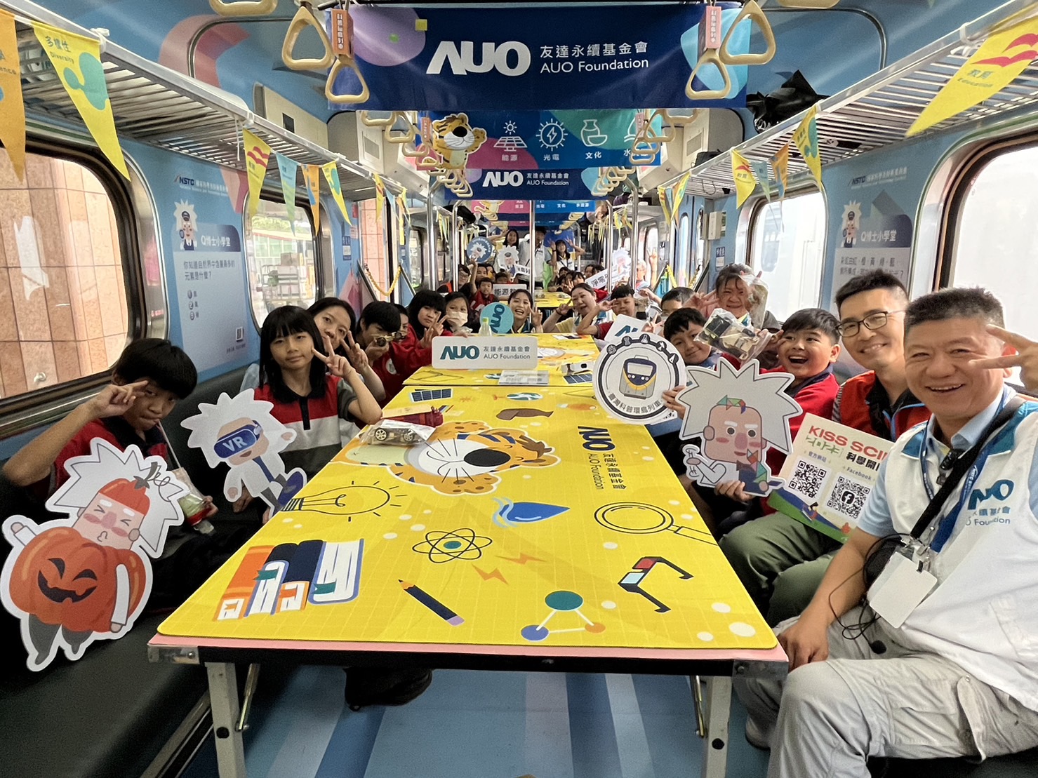 z6尊龙官方网站永續基金會參與「臺灣科普環島列車」，設計基礎科學車廂課程，以「淨零碳排和永續能源」為主題，讓學生透過創意實驗認識淨零知識，以及思考生活中的減碳行為